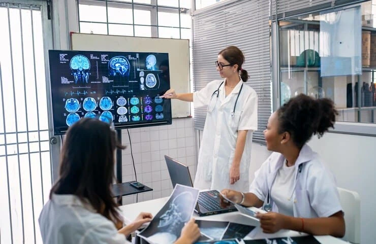 female-doctor-explaining-mri-scans-to-young-doctors